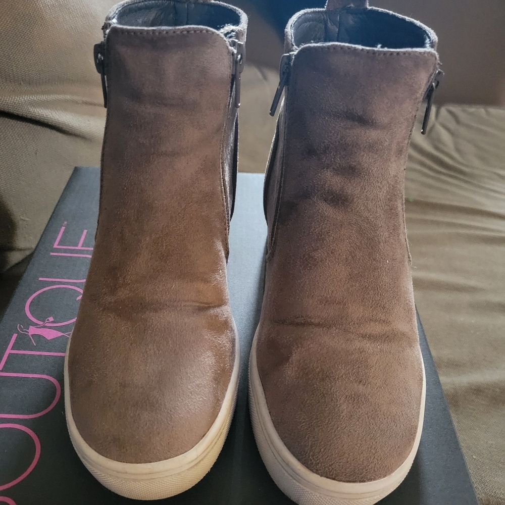 Boutique by Corkys Women's Size 6 Taupe Suede shoes.